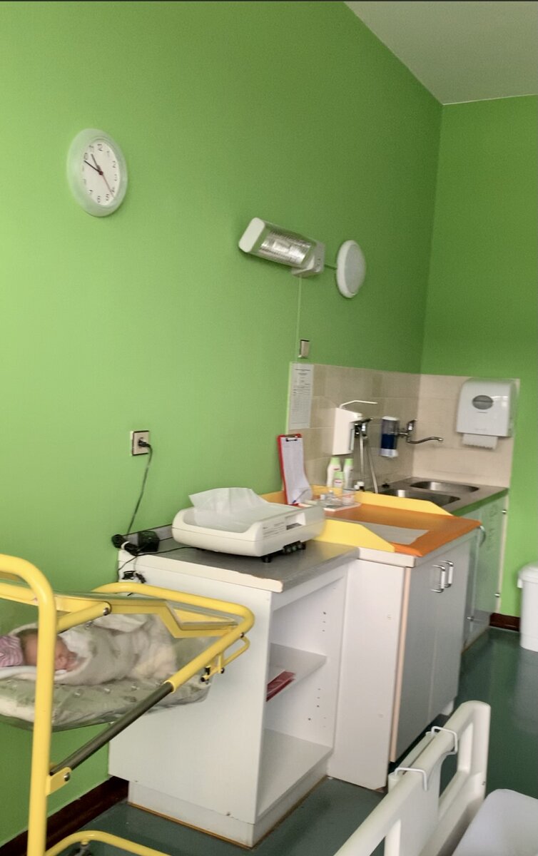 Наша палата.Весы,пеленальный столик,умывальник для быстрого подмывания,всё под рукой.