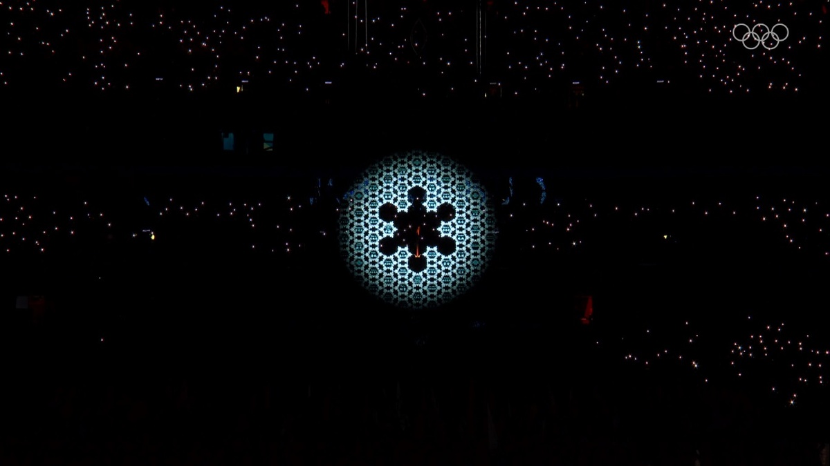 Фото olympics.com; угасание снежинки с Олимпийским огнем внутри.