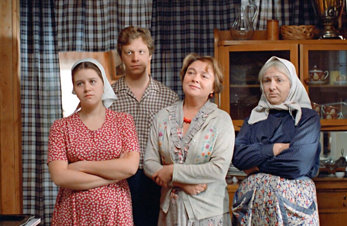 Кадр из фильма "Любовь и голуби"