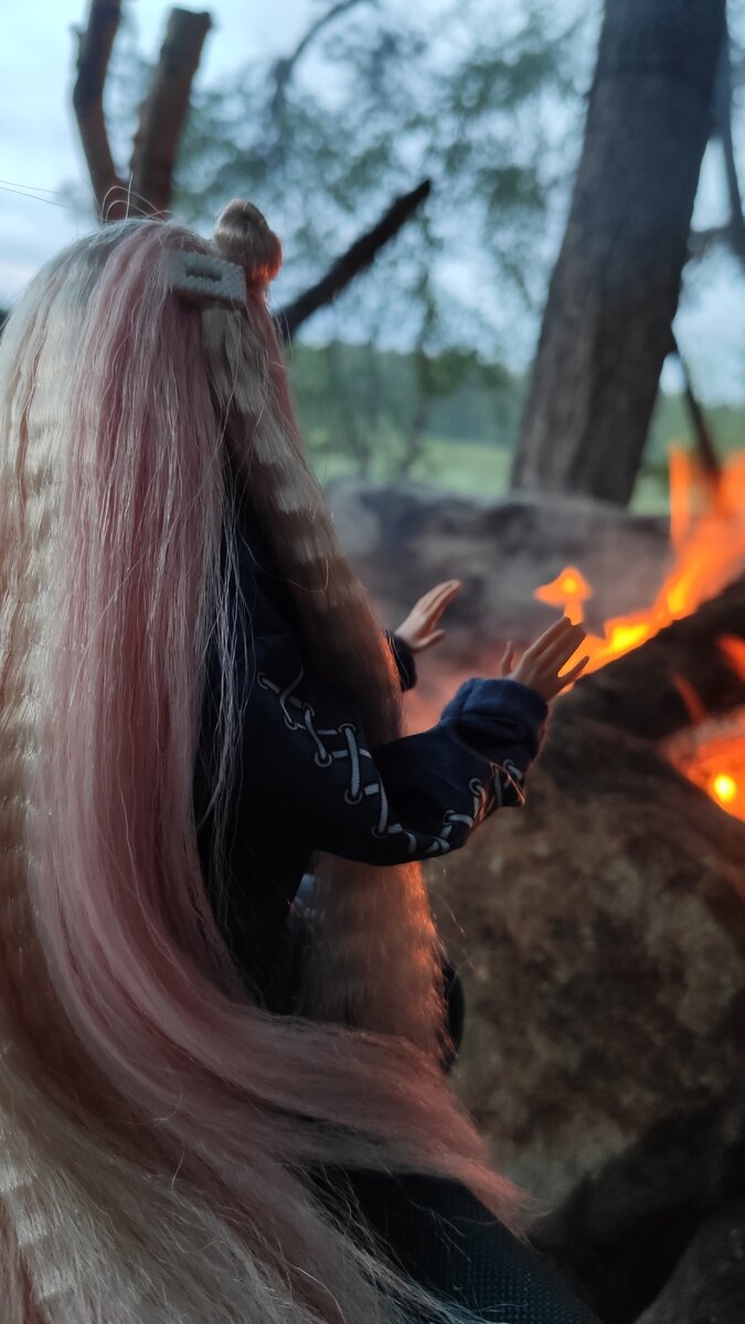 Самое время погреться у костра, рассказывать истории или просто думать о своем глядя в пламя...