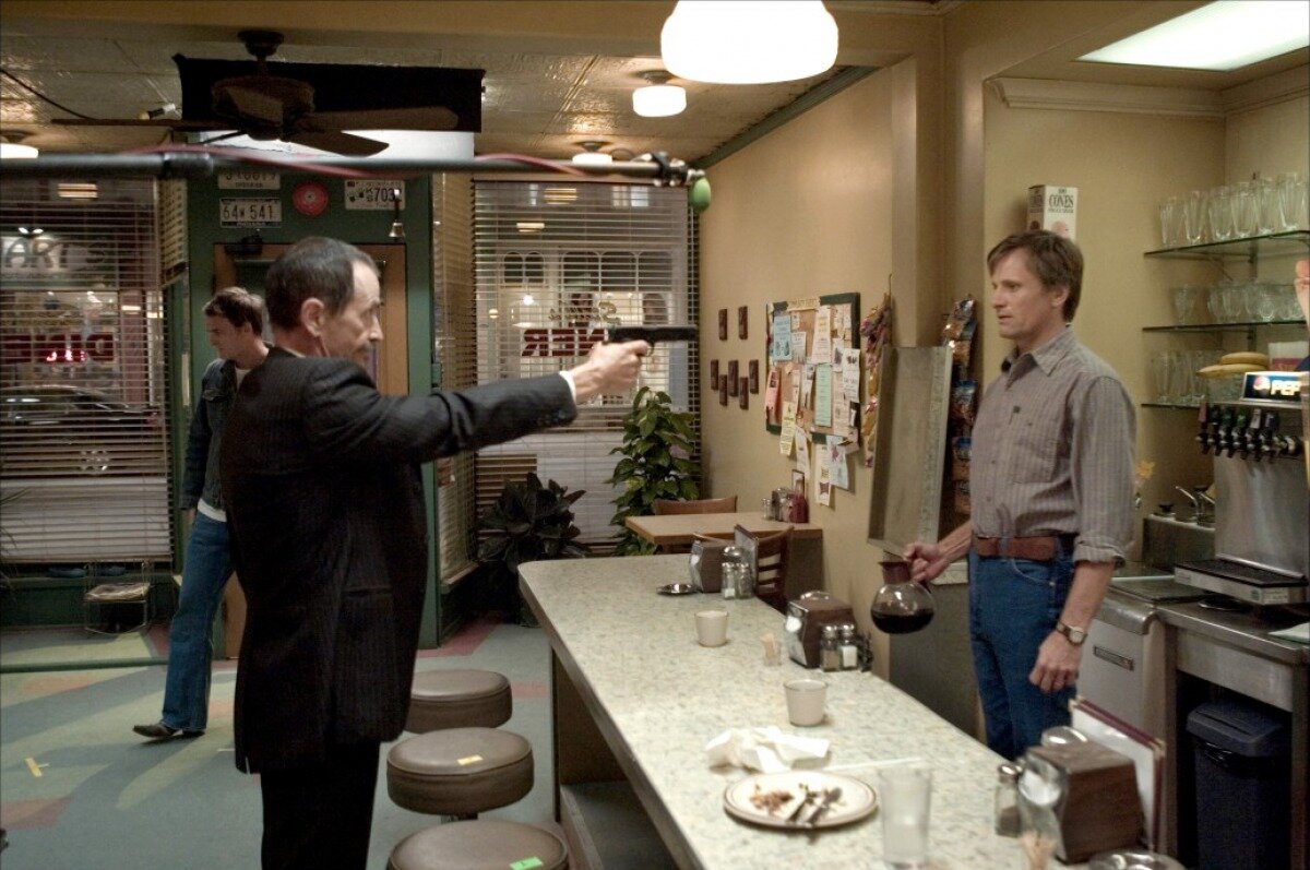 Кадр из фильма "Оправданная жестокость", 2005 г.