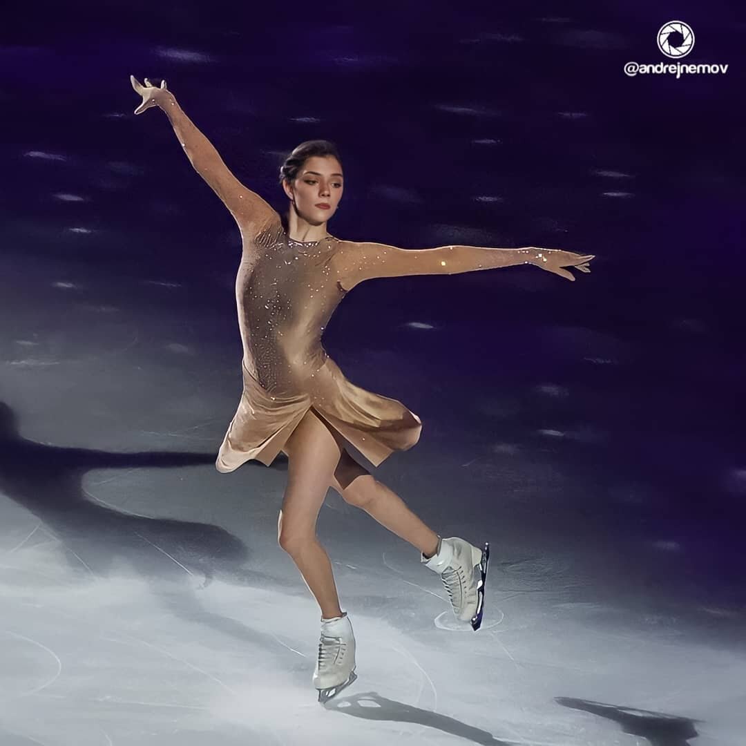 Евгения Медведева с показательным номером, под композицию на стихи Роберта Рождественского "Эхо любви"