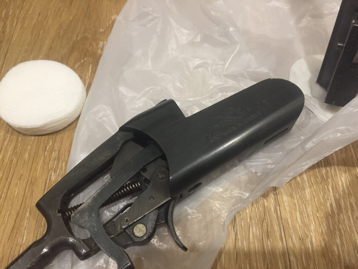 Это колодка МР-18, тут она вроде и не при делах... но, обратите внимания на площадь опорной поверхности приклада, это полукруглый вырез сбоку колодки. 