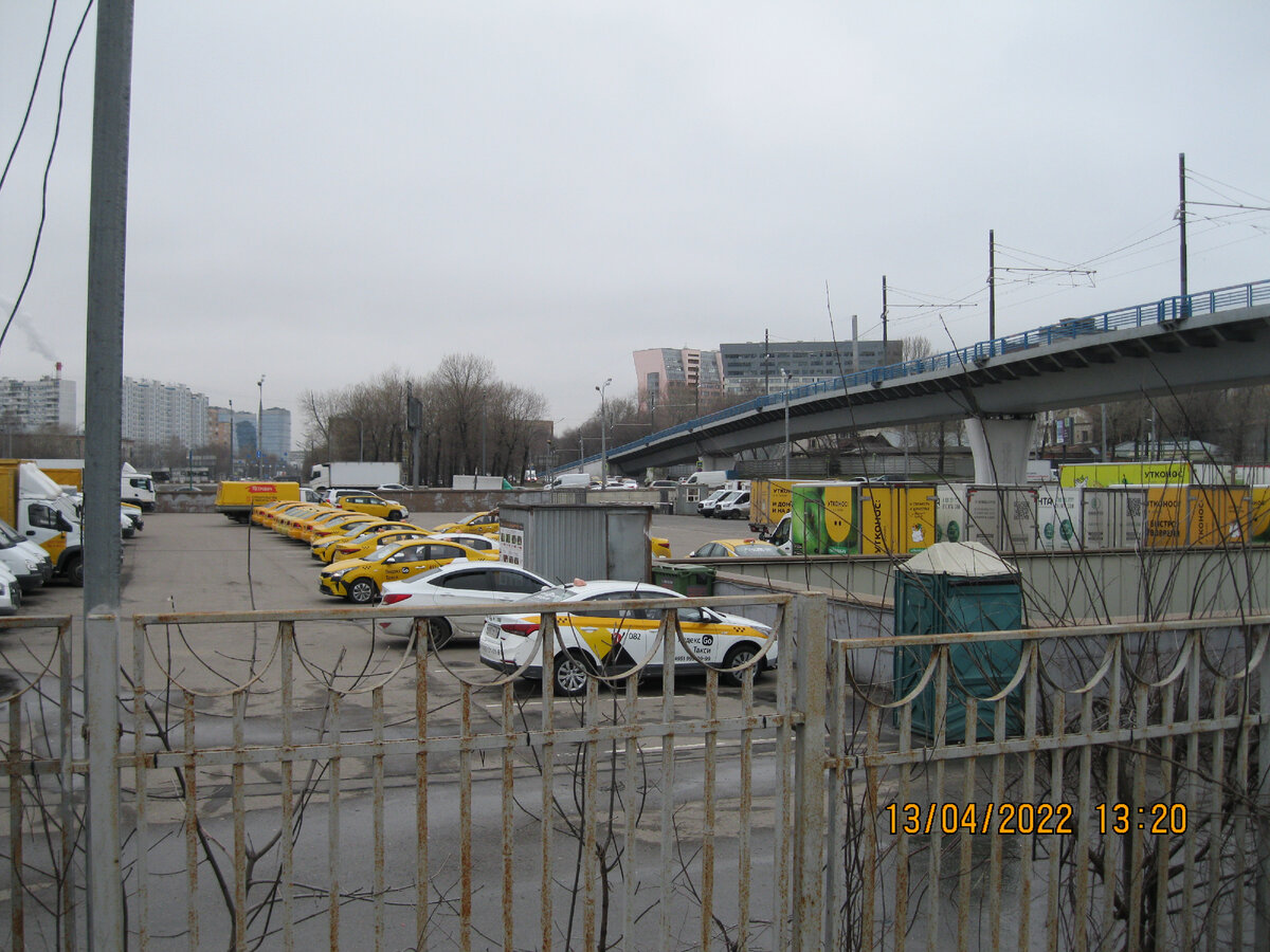 Почти в центре Москвы есть стоянки отстойники для такси и продуктовых машин.  Они полностью заставленны машинами сейчас | Отражение Реальности | Дзен