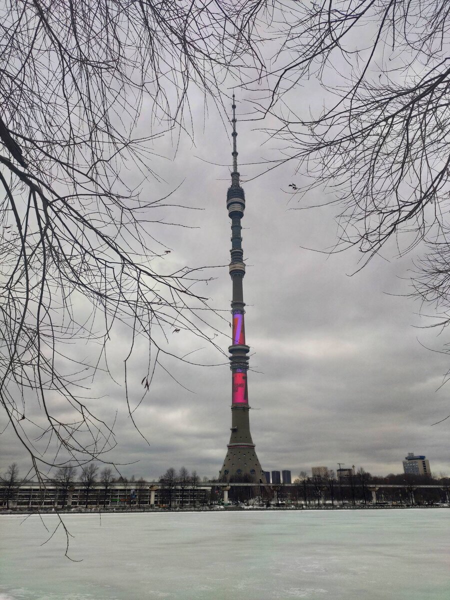 Именно с этого пруда в спектакле Королев запускает свою первую ракету.   И вы как будто свидетель этого события