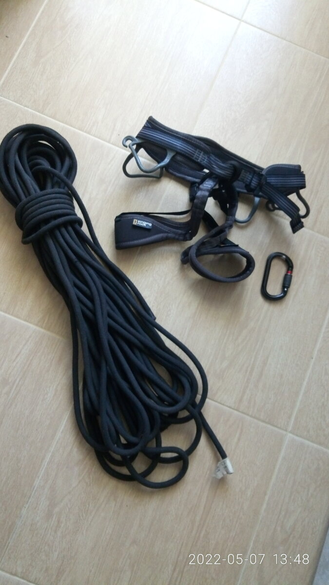 Вот и весь комплект специального высотно-верхолазного снаряжения, который необходим снайперу, работающему в условиях высотной городской или промышленной застройки. И даже этот комплект можно еще подсократить.