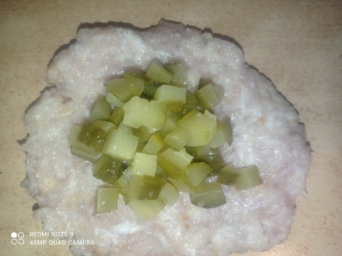 Сделать фарш на котлеты и начать делать всё по принципу пирожков. (В середину положить нарезанный солёный огурец и сформировать зразу) . Я обваляла каждый "пирожок" в панировочных сухарях