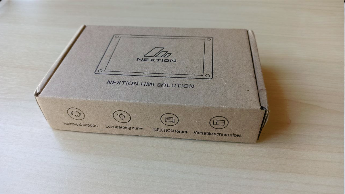 Лаконичная коробка из вторсырья, внутри умный дисплей Nextion, кабель подключения и адаптер питания от USB.