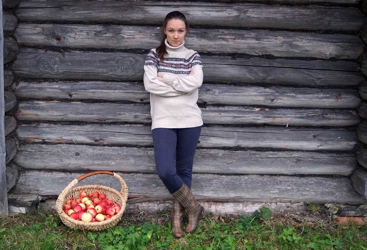 Полную девушку в деревне. Девушки в деревне. Деревенская девушка в деревне. Уехать в деревню.
