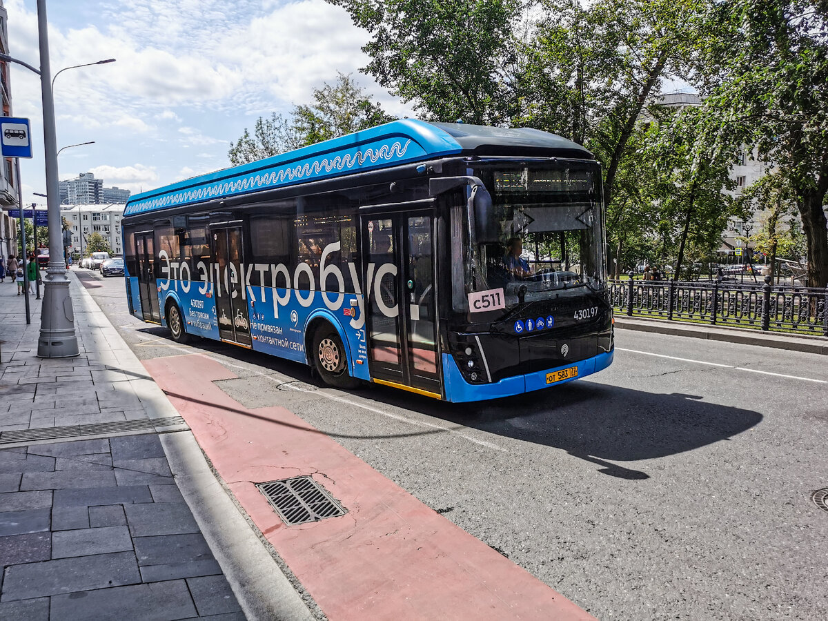 Электробус 430197 ЛиАЗ-6274 на маршруте № с511 "Звездный бульвар - Метро "Краснопресненская". Фото сделано на Тверском бульваре.