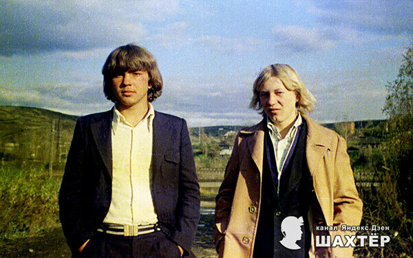 Фото автора. Снимок сделан в другое время, но друзья на остановке те же самые. Слева – парнишка, поехавший с нами на барахолку за гитарой.