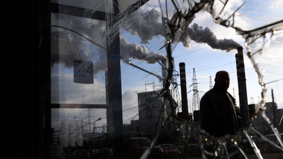    Мужчина на автобусной остановке в польском городе Понтнув© AFP 2022 / Joe Klamar