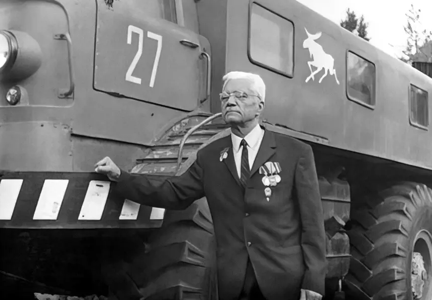 Виталий Андреевич Грачев на фоне своего детища 