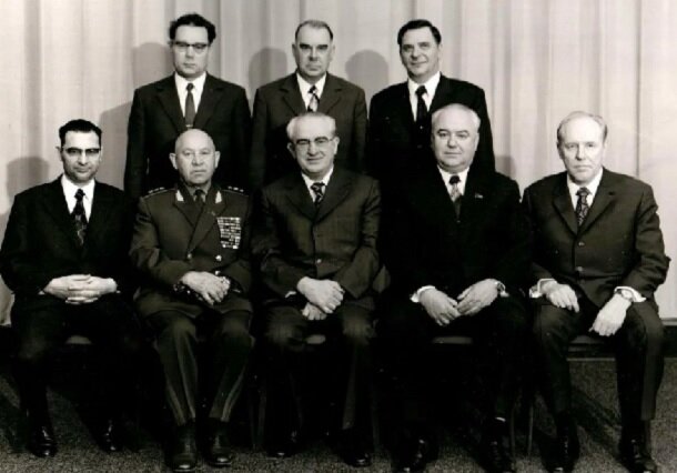 Справа от Андропова сидит его первый заместитель Георгий Цинев. Слева еще один заместитель - Семен Цвигун