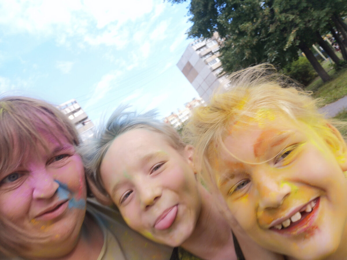 Кое-кто, как обычно, на фото высунул язык... 