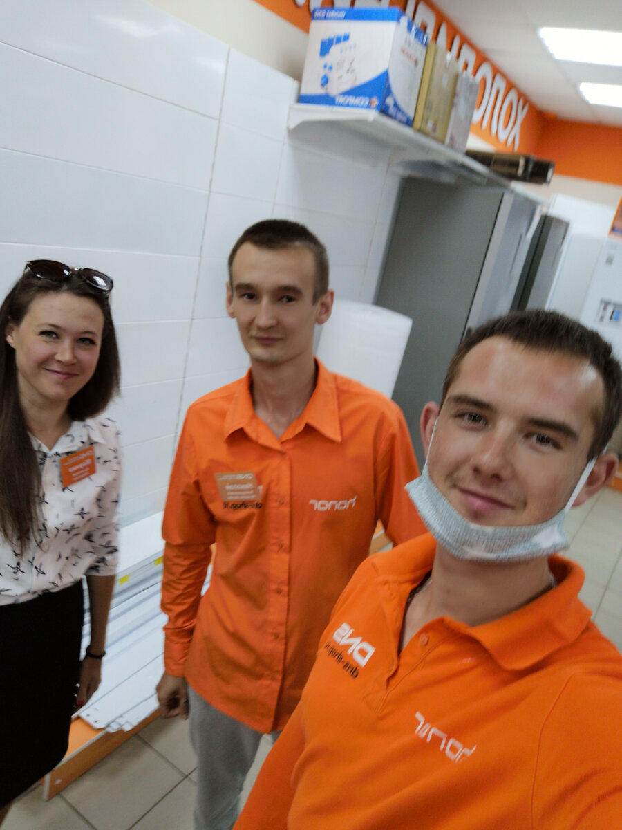 Пришёл в свой выходной сделать фотографию для доски почёта, накинул ненадолго рабочую рубашку. 