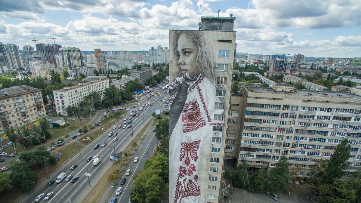    КиевCC BY 2.0 / Marco Verch / Aerial of Girl with embroidery in Kiev