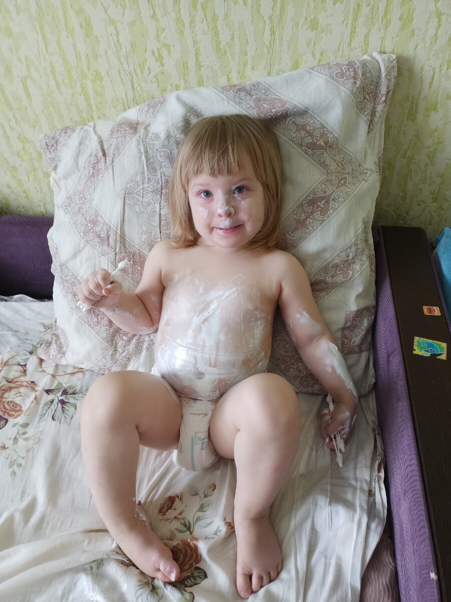 Пока я мыла посуду дочка добралась до банки с кремом под подгузник.