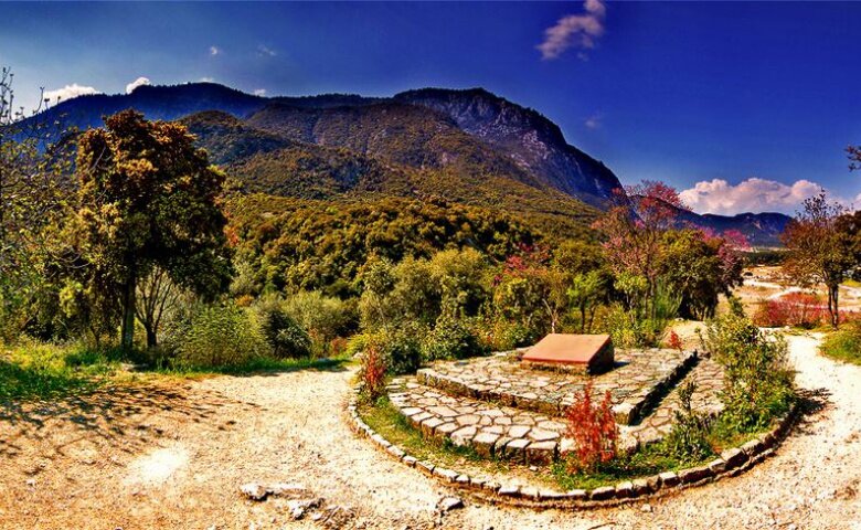 Холм Колонос в Фермопилах, где погибли спартанцы