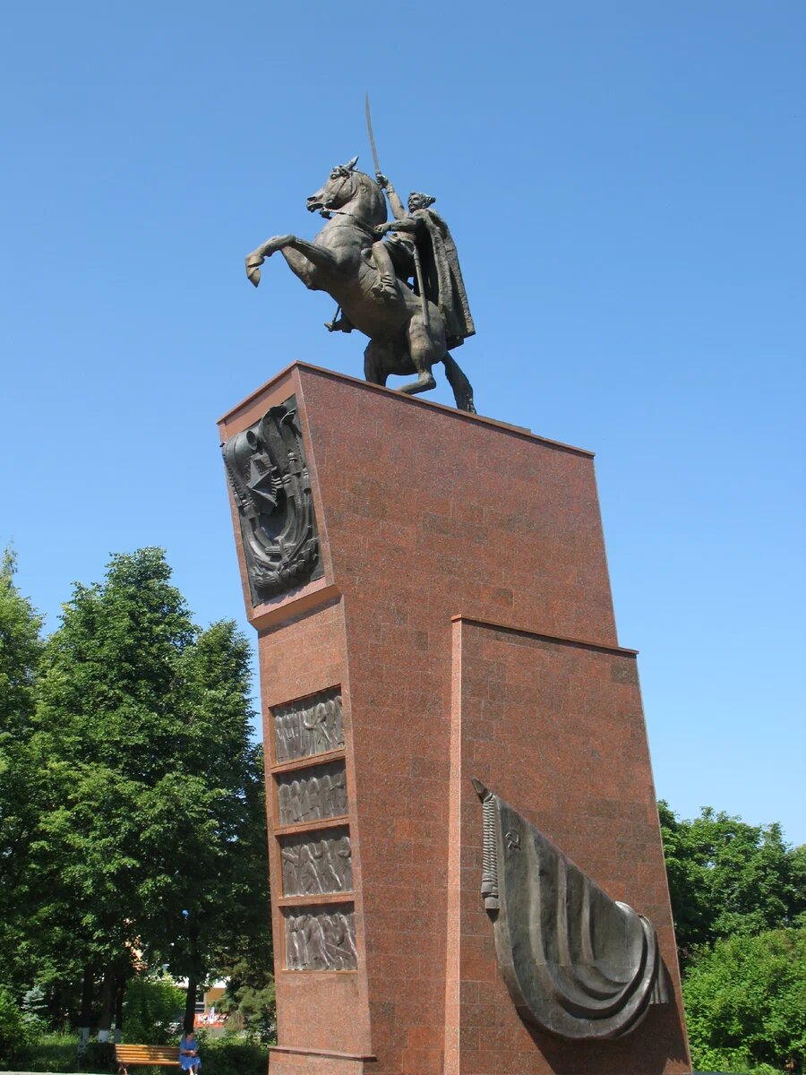 Памятник Чапаеву в Чебоксарах