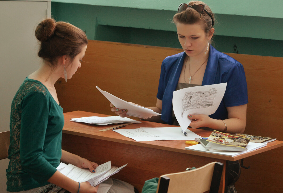 - Пап! Я восстановилась, сегодня написала заявление, отдала все документы. (фото из открытых источников)