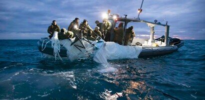   ВМС США опубликовали кадры извлечения китайского аэростата из воды крупным планом. Скриншот: New York Post / YouTube