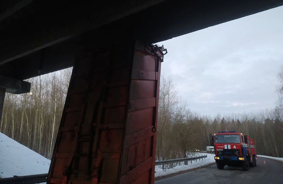     Водитель и находившийся в кабине пассажир госпитализированы. Фото: pristalica.by