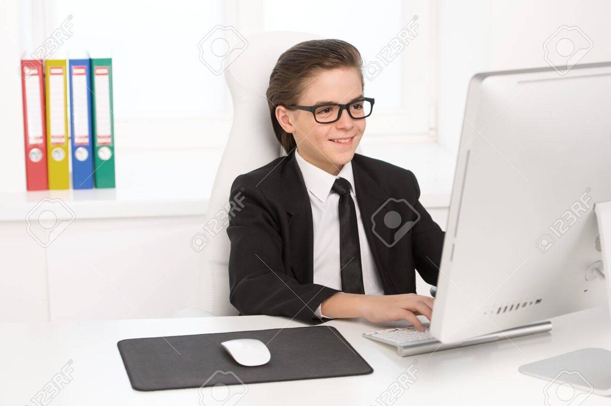 Фото взято из источника: https://www.123rf.com/photo_22046092_bossy-little-businessman-cheerful-little-boy-in-formalwear-working-at-the-computer-while-sitting-at-.html