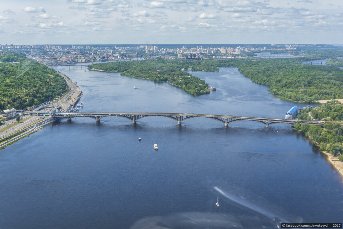 На какой реке город киев. Река Днепр на Украине. Киев Украина река Днепр. Река Днепр в Днепропетровске. Ширина Днепра в Киеве.