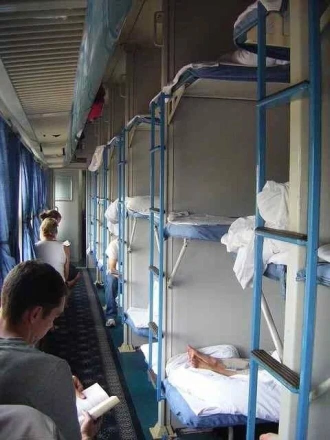 Вагон китайского поезда,  три спальных места в ряд 