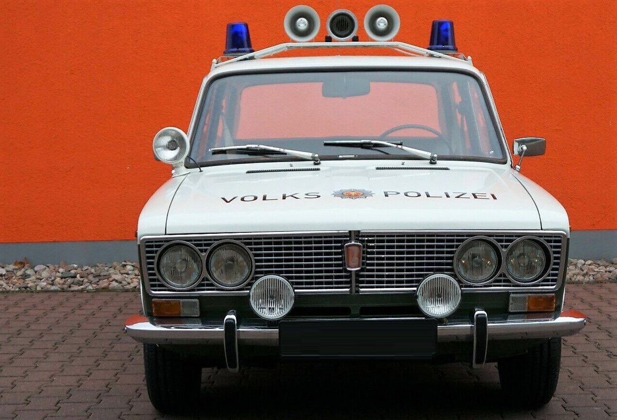 Трешка полицейская передние фонари. Полностью в оригинальных наклейках со времен СССР. 