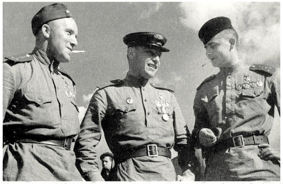 Герои Кубанского неба. Александр Покрышкин и братья Глинки. Фотография из открытых источников