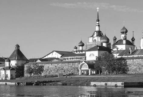 Купола храмов и кровля покрыты маленькими дощечками из лиственницы они на солнце высыхают и блестят как серебрянные. Английский адмирал так и подумал и дал команду на осаду крепости, но потерпел неудачу, куча английских ядер лежат внутри крепости.