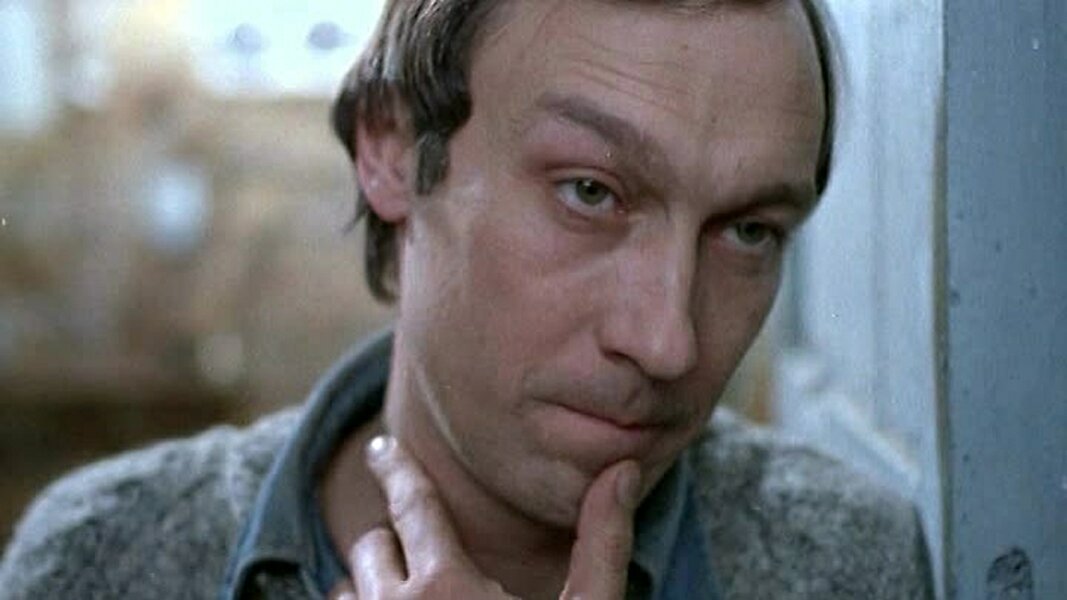 Это лучшая кинороль Олега Ивановича Янковского. Он сумел так сыграть этого пустого и самовлюбленного потертого жизнью нарцисса, что превратил его из сатирического персонажа в социального героя. 