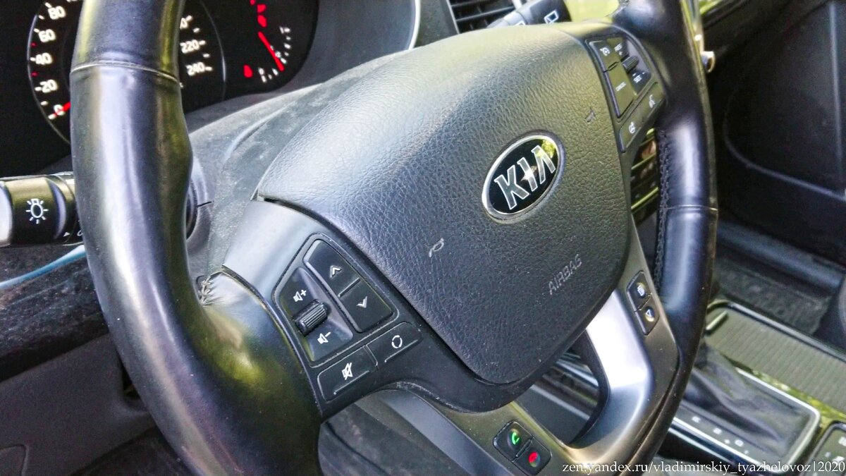 Киа премиальным брендом никогда не считался, но оснащение даже у второго Соренто на уровне