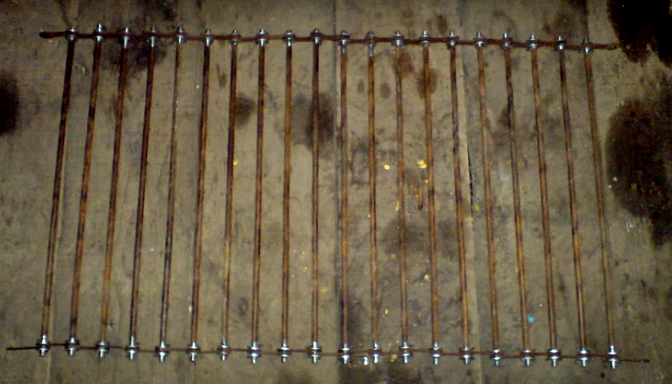 Конструкция транспортера,он состоит из металлических прутьев и звеньев цепи.