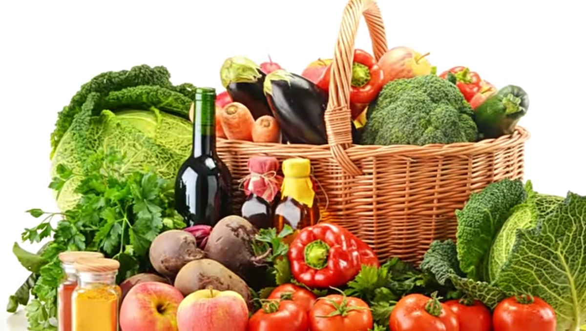 Здравствуйте дорогие друзья !!!
 О вреде токсинов и шлаков в организме, известно каждому, но немногие задумываются, как же остановить их пагубное влияние на организм? 
   В этом выпуске я расскажу какие продукты необходимо употреблять, чтобы очистить тело от всего лишнего.
  Наш организм имеет встроенную систему детоксикации, которая очищает его от накопленных токсинов и шлаков. Однако, многие врачи и диетологи, уверены что при современном ритме жизни и плохой экологии - её недостаточно, нужно средство дополнительной помощи. Традиционно, свойства очищать организм, приписывают воде, но это далеко не единственное средство, с помощью которого можно очистить организм.
  Когда и зачем нужен ДЕТОКС? 
Токсины - это биологические яды, появляющиеся в организме в результате процессов жизнедеятельности вирусов и бактерий.
   Шлаки - вредные остатки непереваренной пищи, которые накапливаются на стенках кишечника и пагубно влияют на внутренние органы.
   Вредные вещества, сначала вызывают нарушение работы желудочно-кишечного тракта, а затем начинают отравлять другие системы и органы. Также, витамины и полезные минералы, поступают в организм не в полной мере, что приводит к появлению авитаминоза и анемии. Понять что тело нуждается в детоксе, можно по нескольким признакам :  раздражительность, тревожность, беспричинная усталость, регулярные приступы головной боли, проблемы со сном, заболевания дёсен, кровоточивость, вздутие живота, диарея, метеоризм, появления камней в почках и желчном пузыре, низкое или высокое артериальное давление, появление высыпаний на коже.

  ДЛЯ ОРГАНИЗМА В ЦЕЛОМ!
          ЯБЛОКИ - один из лучших продуктов, способствующих выведению лишнего из организма. Пектины в их составе, справляются с соединениями тяжелых металлов и другими, наиболее опасными токсинами. Пектин, является составной частью программы детоксикации организмов наркоманов, от накопленных остатков наркотических веществ.    Яблочный сок, выводит результаты жизнедеятельности вирусов и бактерий, также фрукт избавляет от кишечных паразитов, ослабляет симптомы кожных заболеваний, уменьшает очаги воспаления мочевыделительной системы и служит профилактикой заболеваний печени.
   ВОДА - незаменима для нашего организма ! Каждая клеточка тела, нуждается в ней, однако, как показывает статистика, около 75% населения нашей планеты, страдает от обезвоживания. Связано это не с природной средой, а с добровольной заменой воды, другими напитками, газировками, чаем, кофе. А между тем, полтора - два литра  будет достаточно, чтобы шлаки и токсины не задерживались в организме.

   ДЛЯ ПИЩЕВАРИТЕЛЬНОЙ   СИСТЕМЫ .
          ЛУК - борется с микробами и грибковыми клетками. Он улучшает перистальтику кишечника, стабилизирует желудочную секрецию, нормализует аппетит и улучшает усвояемость питательных веществ. Благодаря луку, токсины выводятся через кожу, также он обладает антиконцирагенными свойствами.
      СЕМЕНА ЛЬНА - способствуют выведению токсинов. В их составе, в большом количестве, содержатся полезные жирные кислоты омега-3, омега-6 и омега-9 - это важная составляющая для поддержания функционирования органов желудочно-кишечного тракта.

  ПОДЖЕЛУДОЧНАЯ ЖЕЛЕЗА ! 
    БРАЗИЛЬСКИЙ ОРЕХ - незаменим для очищения поджелудочной железы. В нём, в большом количестве, содержится Селен, благодаря которому, выводится ртуть из организма. Однако, орех имеет ряд противопоказаний. В большом количестве его есть нельзя !

     ДЛЯ ПЕЧЕНИ !
   Печень отвечает за первичную переработку вредных веществ, если она не справляется с этой функцией, они поступают в кровь и разносятся по всему организму.
        СВЁКЛА - один из главных уборщиков. Она выводит ненужные вещества из печени. Свекла богата пектином, который эффективно борется даже самыми опасными токсинами. Есть овощ полезно в любом виде : жареном, варёном, тушеном и так далее.
    ИМБИРЬ - известен своими противопростудными свойствами, но также, он выводятся токсины через кожу. Имбирь ускоряет обмен веществ, способствует улучшению работы печени. Для детоксикации, полезны его масла, добавленные в настойки и диетические добавки.
    ГРЕЙПФРУТ - запускает работу печени и наполняет организм большим количеством полезных веществ. Витамин C в его составе, укрепляет иммунитет и он начинает сам эффективно бороться с микробами.
     ЛИМОН - обладает тонизирующим, печень, свойством. Также, он борется с камнями в почках, которые имеют щелочную природу. Витамин C очищает сердечно-сосудистую систему.

    ДЛЯ КИШЕЧНИКА ! 
   Многие токсины остаются в кишечнике и закрепляются на его стенках, засоряют орган, что сказывается на его функционировании.
     КАПУСТА - обладает незаменимыми и противовоспалительными свойствами. Молочная кислота, в её составе, улучшает состояние толстого кишечника, сульфорфан - вещество, которое входит в состав всех крестоцветных. Она ускоряет вывод токсинов и убивает патогенные микроорганизмы. Капустный сок - хорошее средство от язвы желудка.
    ЧЕСНОК - благодаря алицину, в составе, выводит токсины и  нормализует состояние белых кровяных клеток. Есть у чеснока, не столь известная, но не менее важное свойство - он выводит из организма никотин, который копится в организме активных и пассивных курильщиков. Также чеснок оказывает глистогонное и противоязвенное влияние для желчного пузыря : 
1) если добавить немного оливкового масла, фруктовый или овощной сок - можно ускорить выведение камней из желчного пузыря. Также, масло снижает уровень холестерина в крови и желчном пузыре.

    ДЛЯ ЩИТОВИДНОЙ ЖЕЛЕЗЫ !
     СЕЛЬДЕРЕЙ - очищает кровь, стимулирует работу щитовидки и гипофиза. Он предотвращает отложение мочевой кислоты в суставах, укрепляет здоровье почек и мочевого пузыря

     ДЛЯ ПОЧЕК. !
   Почки выводят большую часть токсинов. Узнать загрязнённость органа, можно по отечности в ногах и постоянному чувству тяжести.
    КЛЮКВА - борец с патологическими микробами. Она очищает органы мочевыделительной системы и борется с раковыми клетками. Также клюква является профилактическим средством от тромбов.
     ПЕТРУШКА - замедляет процесс образования камней в почках и мочевом пузыре. Она очищает их , а также мочеточники. Процесс детоксикации идет быстрее.
   МОРСКАЯ СОЛЬ - ускоряет мочеиспускание, благодаря чему, выводятся  избыточные кислоты. Кроме того, она поддерживает щелочной баланс организма.
    ШПИНАТ -  настоящий суперпродукт, с огромным набором полезных качеств. Он выводит из почек излишки солей, также шпинат очищает кишечник, благотворно влияет на поджелудочную железу, сердечно-сосудистую и нервную системы.

   ДЛЯ ПРЯМОЙ КИШКИ !
   АНАНАС - богат ферментом бромелаином, который очищает прямую кишку и улучшает работу органов пищеварения. Большое содержание клетчатки, ускоряет обмен веществ и способствует похудению.

 Идентисикация, на основе правильного питания !
   Программа детокса, начинается с составления правильного меню, речь идет не о голодании, или соковой диете, что сейчас так популярно. Самый действенный способ очищения организма - сбалансированное питание, в котором будет достаточное количество нужных витаминов и минералов. В меню детокс - программы, необходимо включить продукты с органическими кислотами в составе, кисломолочные, чёрный хлеб, свежевыжатые соки, минеральную воду, в ней содержится углекислота, овощи, овсяную, перловую и гречневую крупы, растительные жиры, орехи авокадо, растительное масло, отруби. Сахар необходимо заменить медом, он стимулирует работу кишечника. Количество чая, кофе, какао, стоит ограничить, так как они наоборот тормозят её. Чистить организм достаточно дважды в год, лучше всего делать это весной и осенью, когда он наиболее ослаблен и нуждается в октивизации внутренних процессов. Главное, начинать процесс детокса постепенно, чтобы не подвергать тело стрессу. Самое оптимальное решение, использовать продукты, которые хорошо знакомы вашему организму. Помните, что детоксикация - процесс небыстрый. Натуральные продукты, выводят всё слишком медленно, но эффективно.
    Процедуры для детоксикации организма .
Сейчас, многие СПА - процедуры, направлены на чистку тела от токсинов и шлаков - это бани, сауны и различные виды массажей. Однако стоит быть осторожнее, многие, из этих процедур, имеют противопоказания, например, людям со слабой с сердечно-сосудистой системой, противопоказано посещение бани. И прежде всего, стоит проконсультироваться с врачом. Есть и более известный способ очистки организма - клизма. Её можно сделать даже в домашних условиях, но не стоит злоупотреблять, если часто ставить клизму, можно получить обратный эффект.

 Народные методы детокса !
  Среди сторонников народной медицины, есть множество способов домашнего очищения - это использование различных трав, отваров и настоев. Фитотерапия, способ проверенный временем, одноко, к ней нужно подойти с особой осторожностью. Некоторые травы, способны вызвать аллергическую реакцию, перед началом курса, стоит проконсультироваться с врачом.
 Тысячелистник, цикорий, чистотел, тмин и одуванчик - оказывают желчегонное действие.
  Листья берёзы и брусники, укроп, клевер, полевой хвощ - оказывает мочегонное действие на организм.
 Экстракт крушины и сенны - слабительное действие.
  Природа дает нам всё, что нужно человеку. В продуктах содержится необходимое количество витаминов и полезных минералов, а также они обладают разными полезными свойствами. Многие продукты, чистят организм не хуже специальных абсорбирующих препаратов, но при этом более натуральны и не имеют побочных эффектов. Среди них есть те, которые выводят все лишнее из конкретного органа или всего тела.
  К таким универсальным помощником относятся ВОДА И ЯБЛОКИ.
  Если вам было интересно и вы узнали что-то новое и полезное для себя, то ставьте лайк и делитесь этим  с друзьями и родными проявляете заботу о себе и БУДТЕ ЗДОРОВЫ !
  Подписывайтесь на канал !