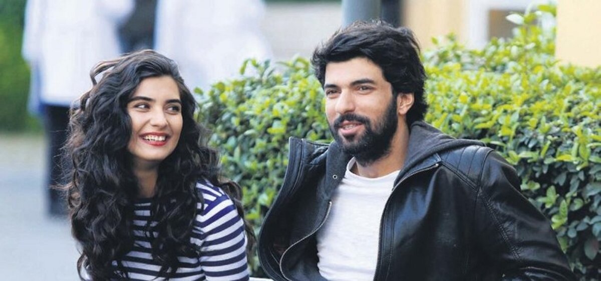 Элиф и Омер в сериале «Грязные деньги и любовь» / источник фото: кадр из сериала