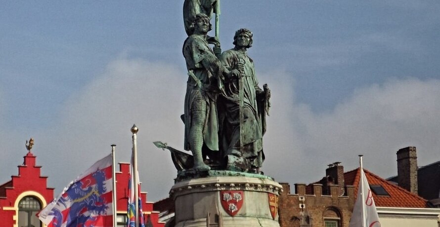 https://historiosophy.ru/1302-g-flamandskaya-burzhuaziya-organizovala-reznyu-francuzov-pod-nazvaniem-bryuggskaya-zautrenya/ памятник в Брюгге. Описанные ниже события - повод для гордости у Бельгийцев и по сей день.