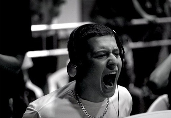 Бразилия в спортивном плане – это не только футбол и волейбол, но и киберспорт. Посмотрите хотя бы на то, как любят в Бразилии League of Legends, CS:GO и Dota 2. Безусловно, эта страна не могла не внести свою лепту в историю Counter-Strike 1.6. Самым известным киберспортсменом Бразилии уже много лет считается Рафаэль «cogu» Камарго. «Пеле от киберспорта», «бразильский киллер» – как его только ни называли. Его уровень игры до сих пор считается эталонным для агрессивных снайперов, которые не сидят на одной позиции, а стараются быть мобильными и потому непредсказуемыми. 
Его профессиональная карьера началась еще в 2001 году, однако к первому своему мировому золоту бразилец шёл почти 5 лет: после серии побед на национальных и региональных турнирах в 2006 году Камарго вместе с MiBR одержал победу на ESWC 2006.
Кто-то скажет, что Бразилия полна талантами, и спорить с этим бессмысленно, но всё же между уровнем cogu и его товарищей по команде всегда была пропасть.