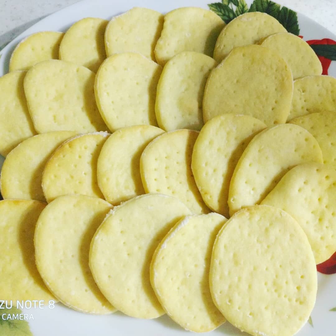 Галентное печенье, быстро и вкусно, подходит деткам, у которых есть ацетон ⚛️сахар 2ст.л.
⚛️растительное масло 2 ст. л.
⚛️яйцо 1 шт.
⚛️молоко 1 ст. л.
⚛️ванильный сахар 1 ч. л.
⚛️мука 100г.+щепотка соли.

Итак начинаем © для начала взбить миксером яйца с сахаром с щепоткой соли и ванильным сахаром;
© затем добавить молоко, растительное масло, перемешать;
© в конце добавить муку и замесить тесто, по необходимости добавляйте муку;
© на рабочую поверхность насыпать муку и выложить тесто, раскатать толщиной 3-5мм и вырезать формочками печенье;
© выпекать при 180• 25-30 мин. В зависимости от вашей духовки;
©ПРИЯТНОГО ВАМ АППЕТИТА!!!