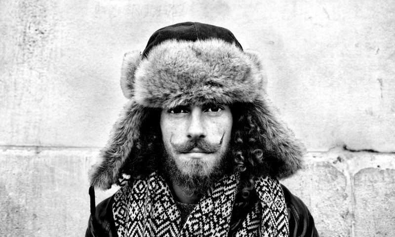 Отрастил усы