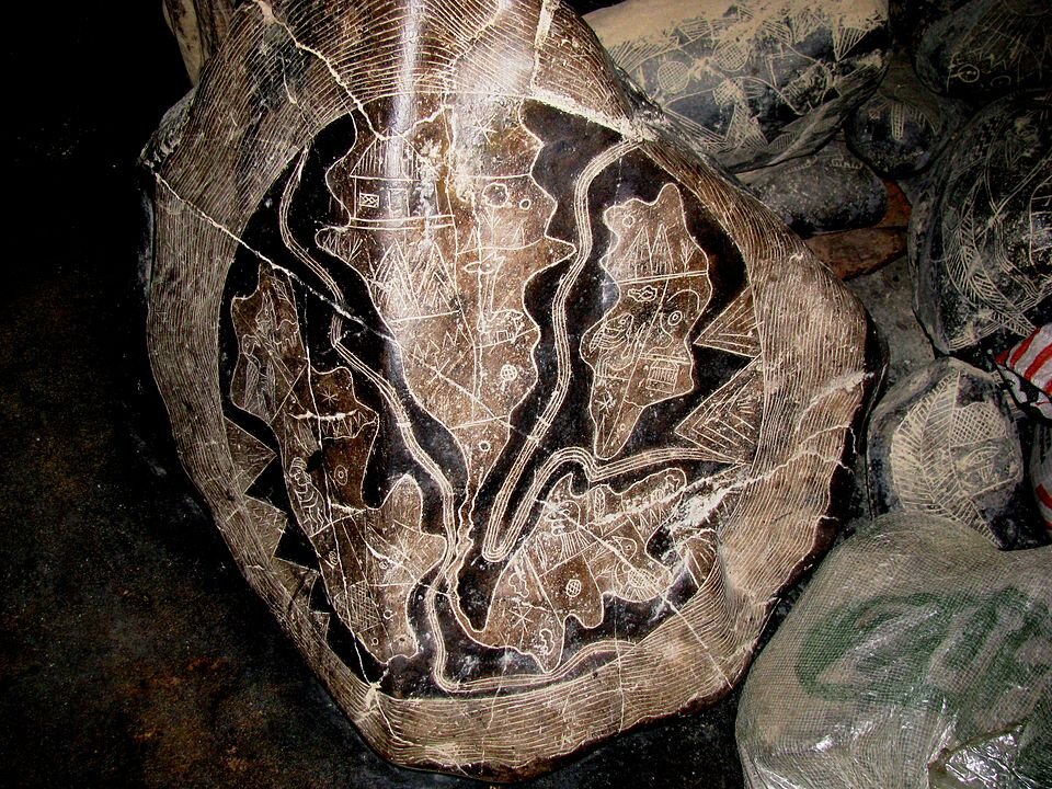 Один из Камней Ики с картой Севернойц Америки (вверху в центре) и Южной Америки (внизу в центре), слева погибший "Континент Му", справа Атлантида (рисунок из статьи Википедии "Атлантида", Автор: Brattarb - собственная работа, CC BY-SA 3.0, https://commons.wikimedia.org/w/index.php?curid=15222526)