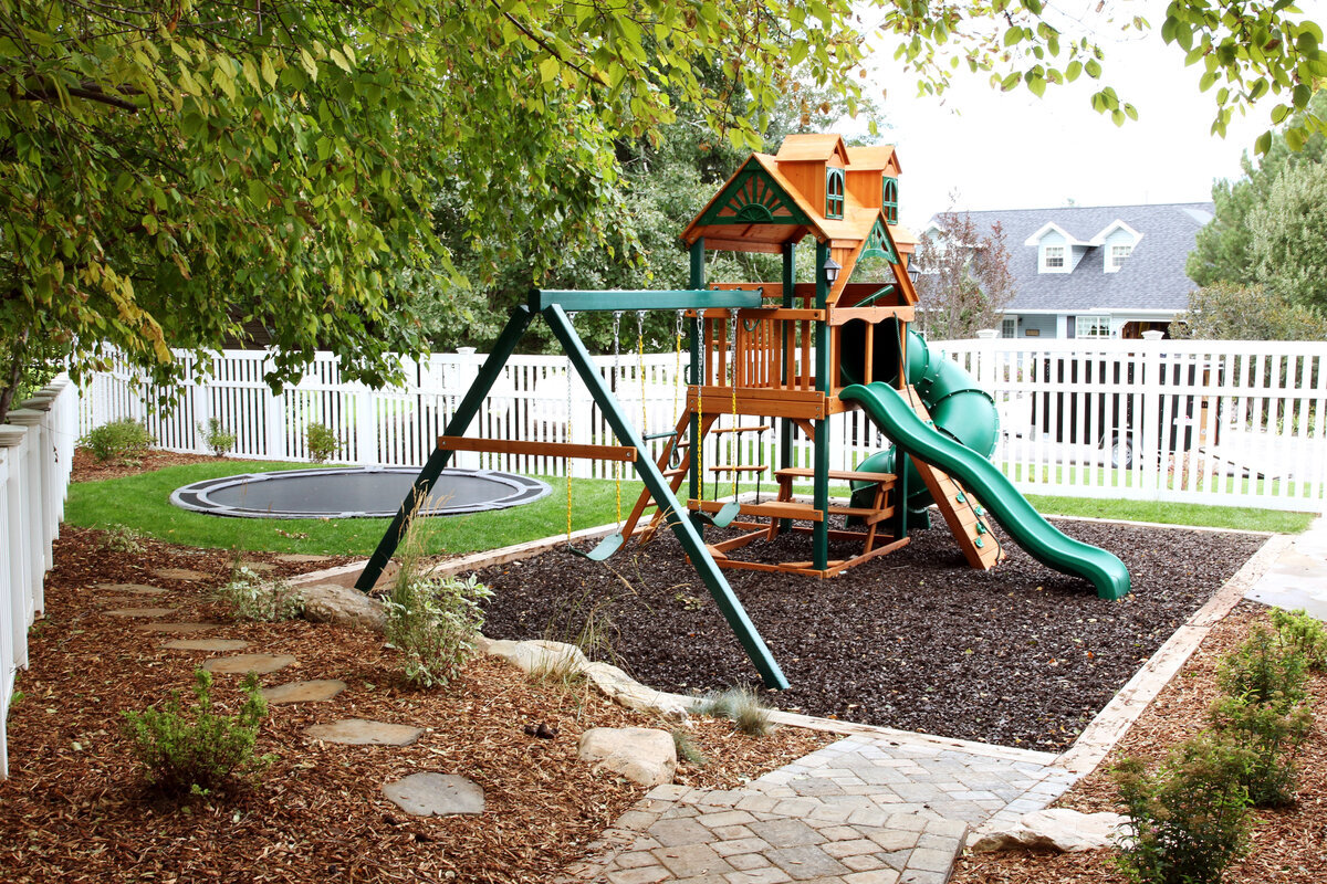 Три способа установки детской площадки во дворе