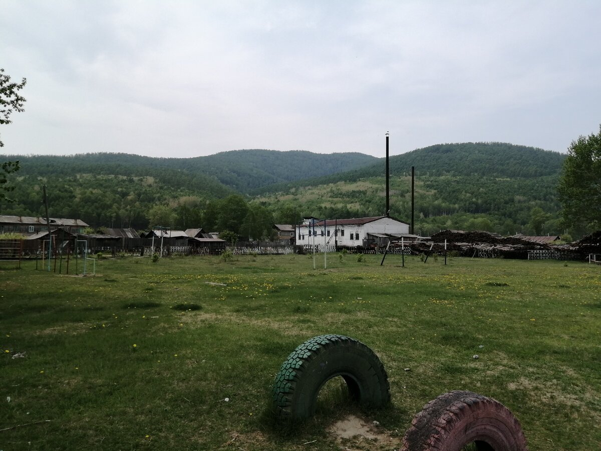 1 - Вид на сопки с заднего входа школы; 2 - вид из моего окна в начале апреля