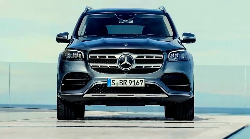 Экстерьер                                                                                                                                                             Основные изменения внешнего вида заключаются в том, что теперь дизайн экстерьера привели в соответствие с корпоративным стилем марки. Конечно, у каждой модели есть своё лицо, но общая стилистика – единая. Поэтому, в облике безошибочно узнаётся именно Мерседес-Бенц. При этом автомобиль одновременно и консервативен, и современен. Передняя оптика – даже не светодиодная, а матричная, причём, во всех версиях.