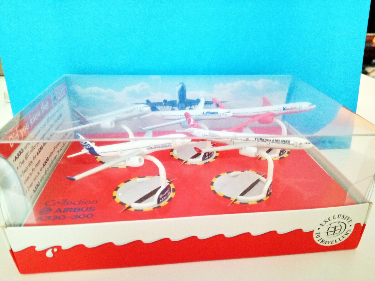 С обратной стороны красной картонки - серая, где были расположены сами яйца.