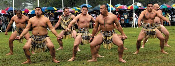 По мнению учёных, между 10 и 15 неделями развития плода мужской и женский эмбрионы совершенно одинаковы. После происходит всплеск гормонов, которые определяются наличием мужских или женских хромосом: происходит формирование половых отличий. Тем не менее в первые недели эмбрионального развития тело все-таки развивалось по базовому типу, и поэтому соски успели появиться.