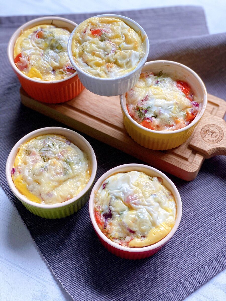 🍳🥓Оригинальный завтрак из запеченных яиц с лавашом и беконом🥓🍳 По вкусу очень напоминает пиццу 🍕
Нам понадобиться :
Тертый сыр - 100 грамм 
Бекон - 100 грамм 
Яйца - 3 штуки 
Соль 
Зелень 
Помидоры Черри - 10 штук 
Красный лук - 1 маленький 
Лаваш - 1 лист 

Бекон,помидоры,зелень,лук - мелко порезать 
Лаваш порезать на маленькие квадратики
Яйца взбить с солью 
В формы для запекания выкладываем слои : 
Лаваш,помидоры,бекон,лук,зелень,сыр 
И так повторяем в два слоя. Сверху заливаем формы яйцами и выпекаем при 180 градусах 20 минут 👌🏻готово