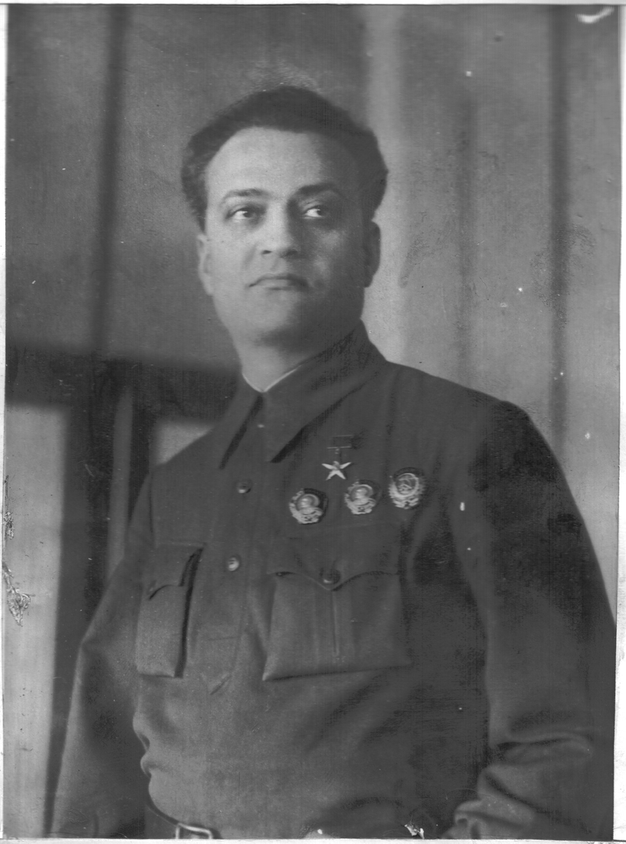  Амо Сергеевич Елян, генерал-майор инженерно-технической службы (1944). Герой Социалистического Труда. Лауреат четырёх Сталинских премий.